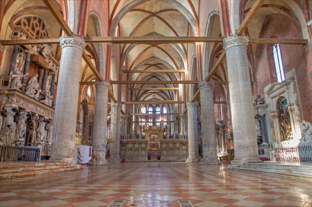 Binnenin de Basilica di Santa Maria Gloriosa dei Frari in Venetië, Italië