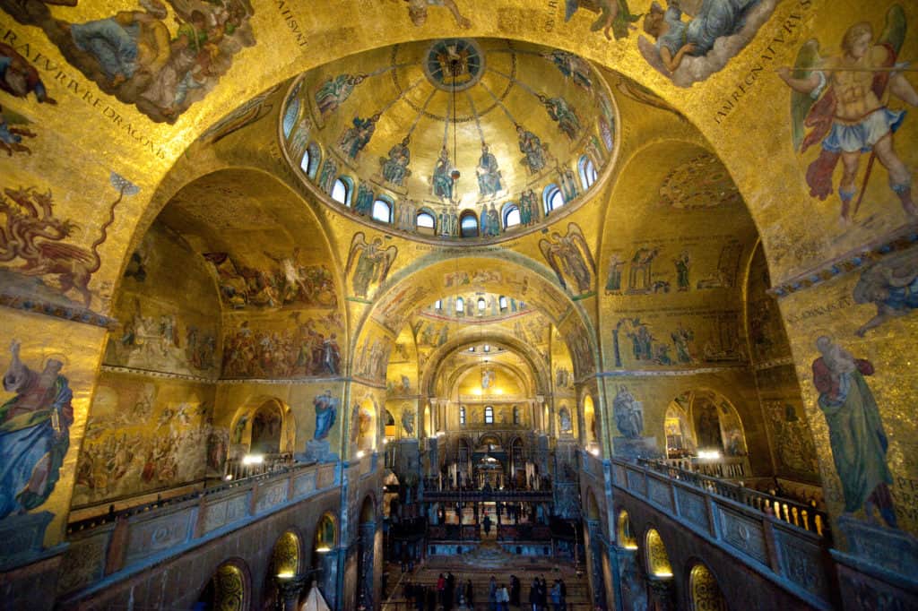 Goudgekleurde mozaïeken in de koepels van de San Marco-basiliek in Venetië, Italië