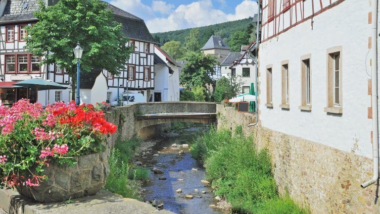 Huizen en rivier in het dorp Altenahr in Duitsland