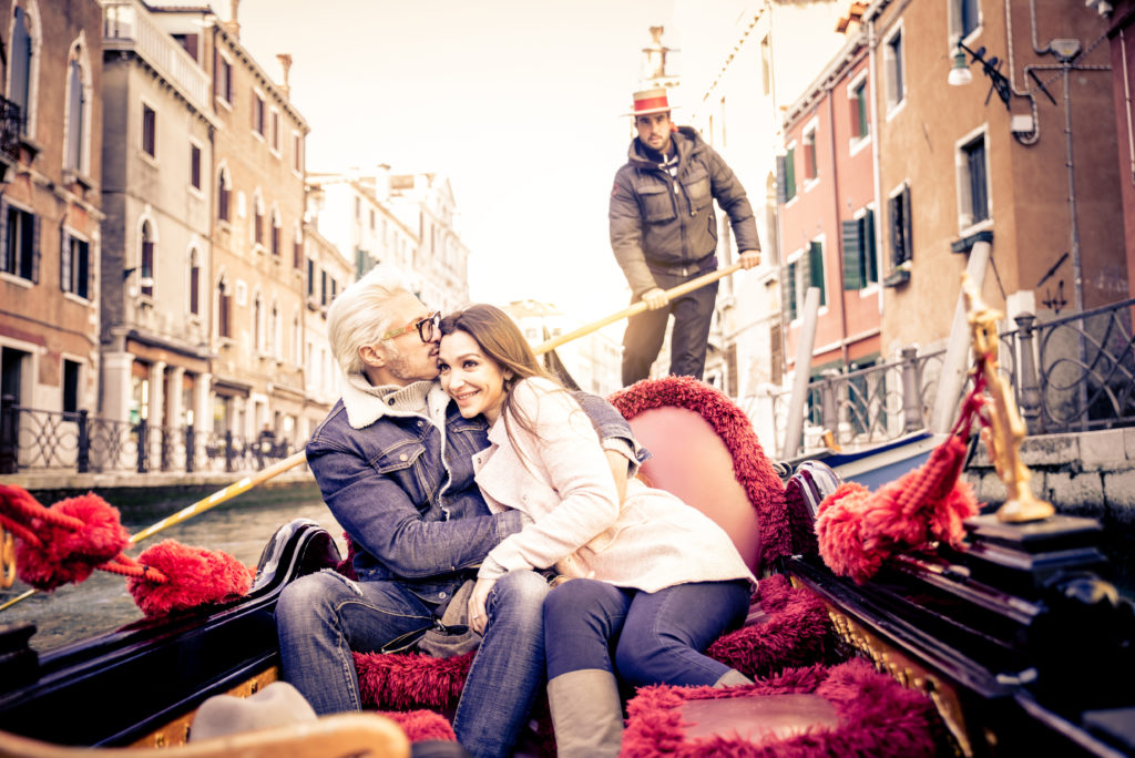 Man en vrouw in een gondel in Venetië, Italië