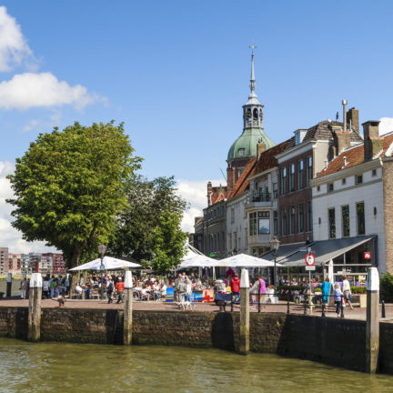 Uitzicht op de kade van Dordrecht met de stadspoort Groothoofdspoort op de achtergrond