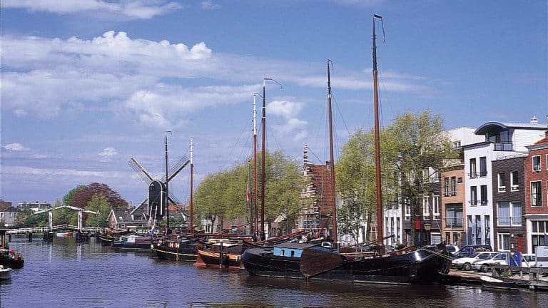 Boten in het centrum van Leiden, Zuid-Holland