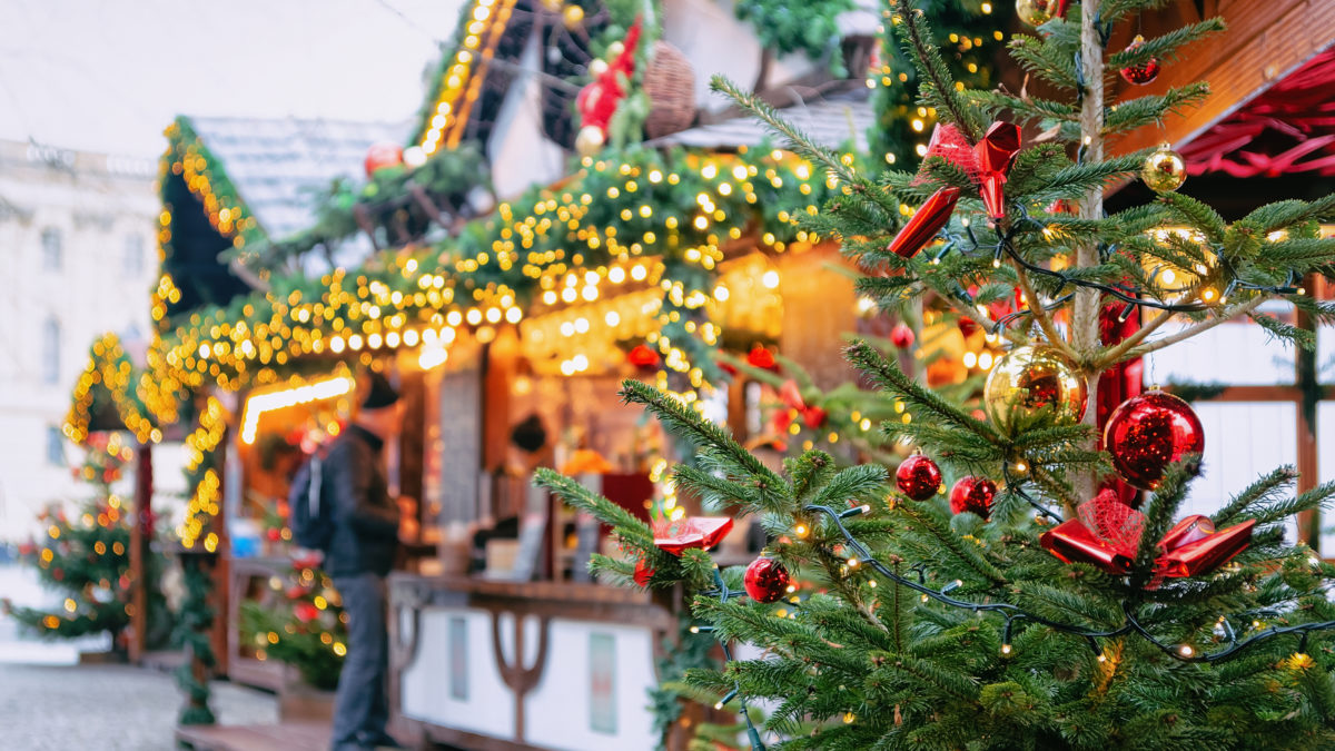Kerstboom en kraampje op een Kerstmarkt in Berlijn, Duitsland
