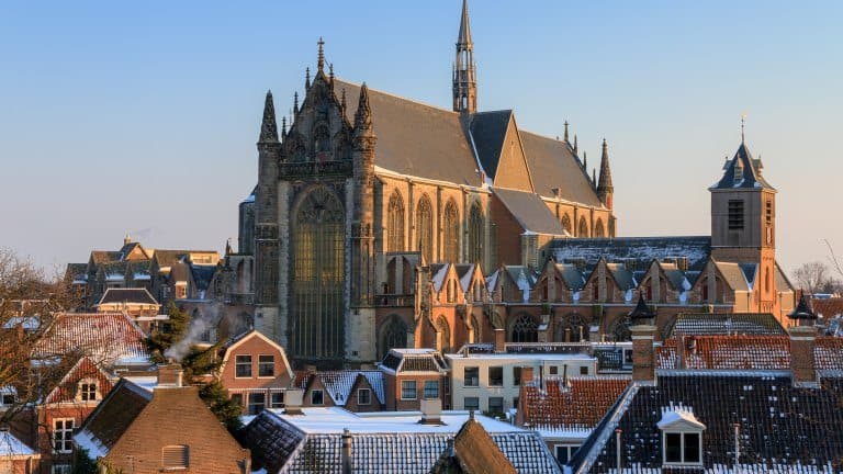 De kerk van Leiden met sneeuw in Zuid-Holland