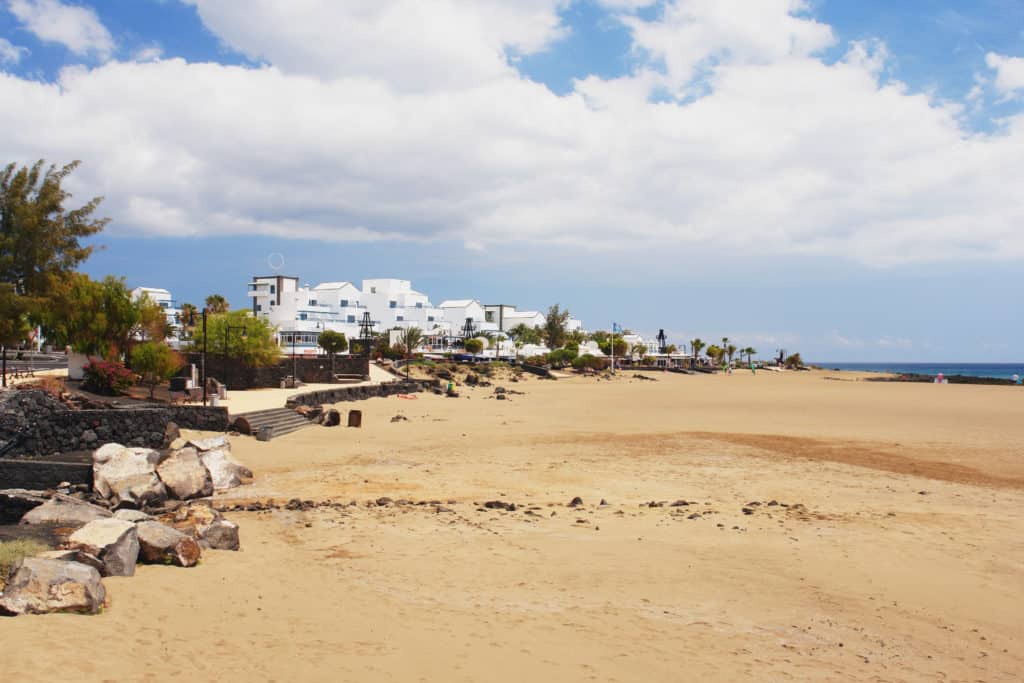 Strand van Puerto del Carmen met karakteristieke witte huizen op Lanzarote