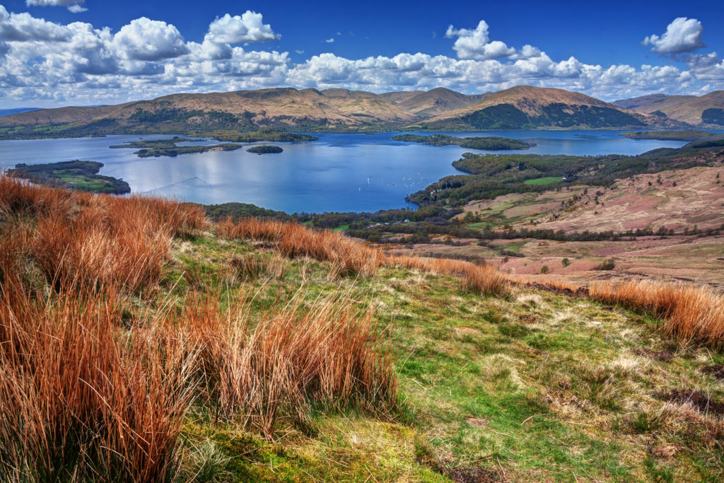 Uitzicht over het landschap rond Loch Lomond in Schotland
