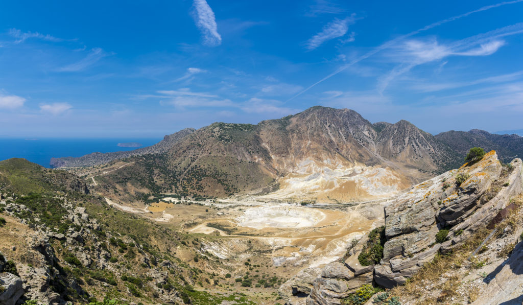 Uitzicht op vulkaankrater op het eiland Nisyros, Griekenland