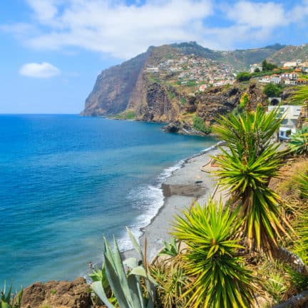 Uitzicht op zee, Cabo Girao klif en Camara de Lobos op Madeira, Portugal