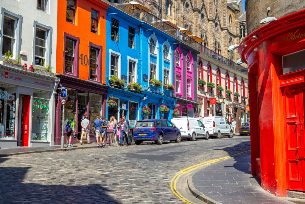 Vrolijk gekleurde huizen in Victoria street in Edinburgh, Schotland