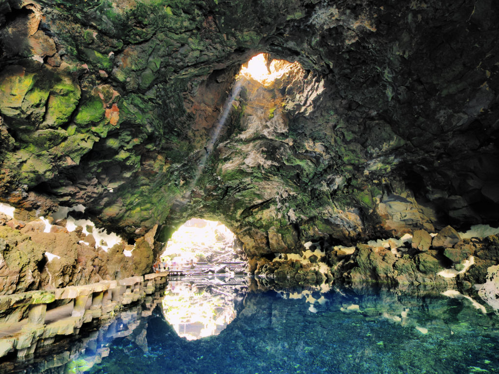 Zonlicht valt naar binnen bij het meertje van Jameos del Agua op Lanzarote