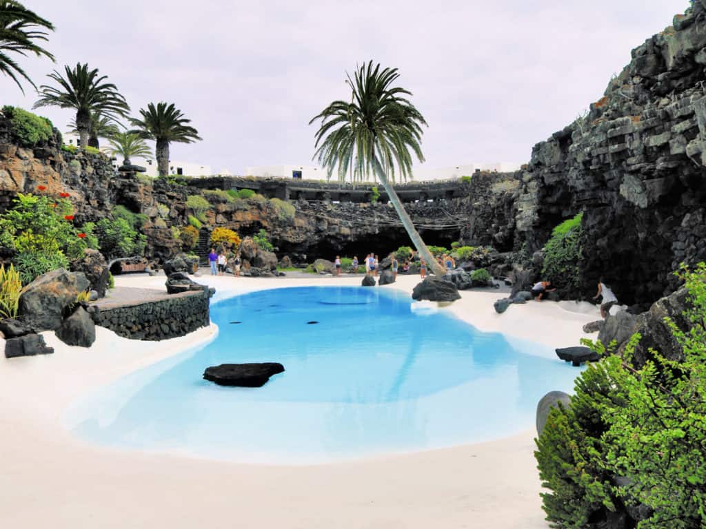 Zwembad van César Manrique bij Jameos del Agua op Lanzarote