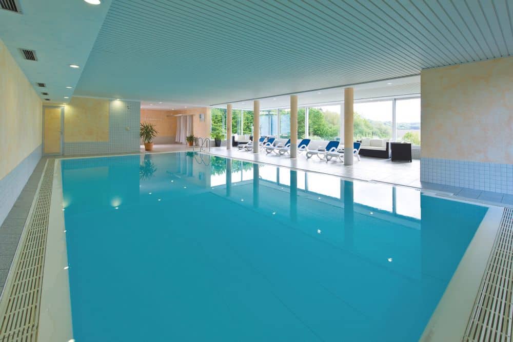 Zwembad van Seehotel am Stausee in Gerolstein, Rijnland-Palts, Duitsland