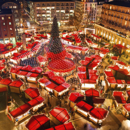 Bovenaanzicht kerstmarkt keulen duitsland