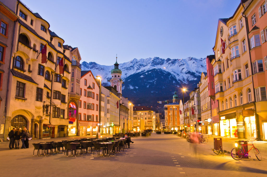 Centrum van Innsbruck met bergen op de achtergrond in Oostenrijk