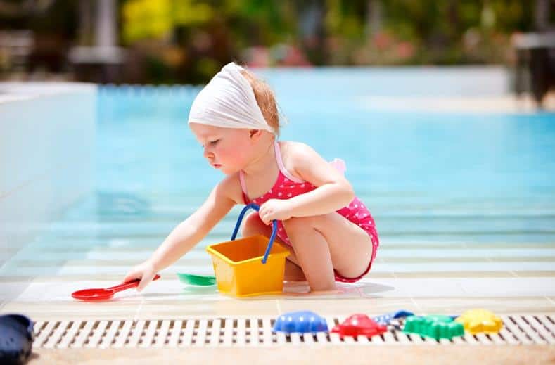 Kind aan het spelen bij een zwembad van Parque Cristobal Tenerife in Playa de las Américas, Tenerife, Spanje