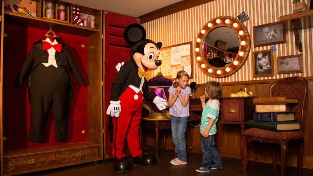 Kinderen met Mickey Mouse in Disneyland Parijs, Frankrijk