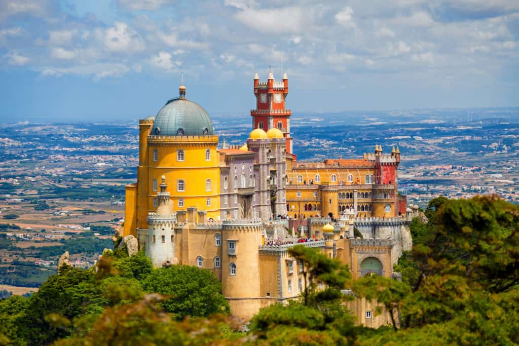 Uitzicht op het kleurrijke Palácio da Pena in Sintra, Portugal