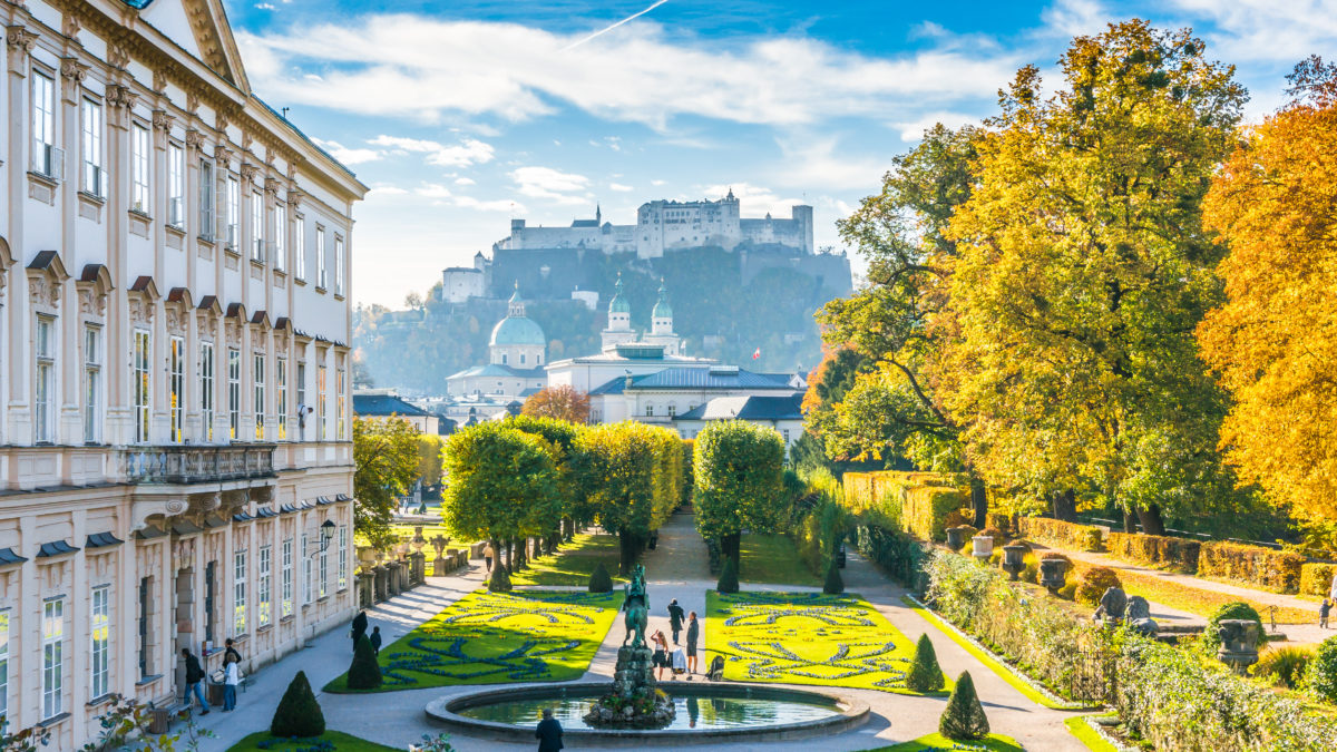 Uitzicht op de Mirabell Palace en fort in de bergen Salzburg, Oostenrijk