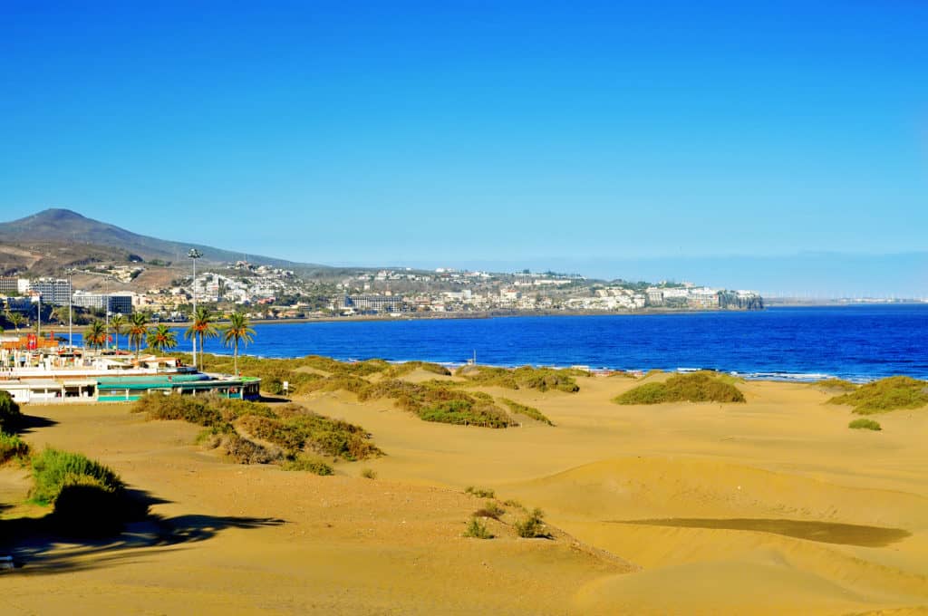 Uitzicht op het strand van Playa del Ingles op Gran Canaria, Spanje