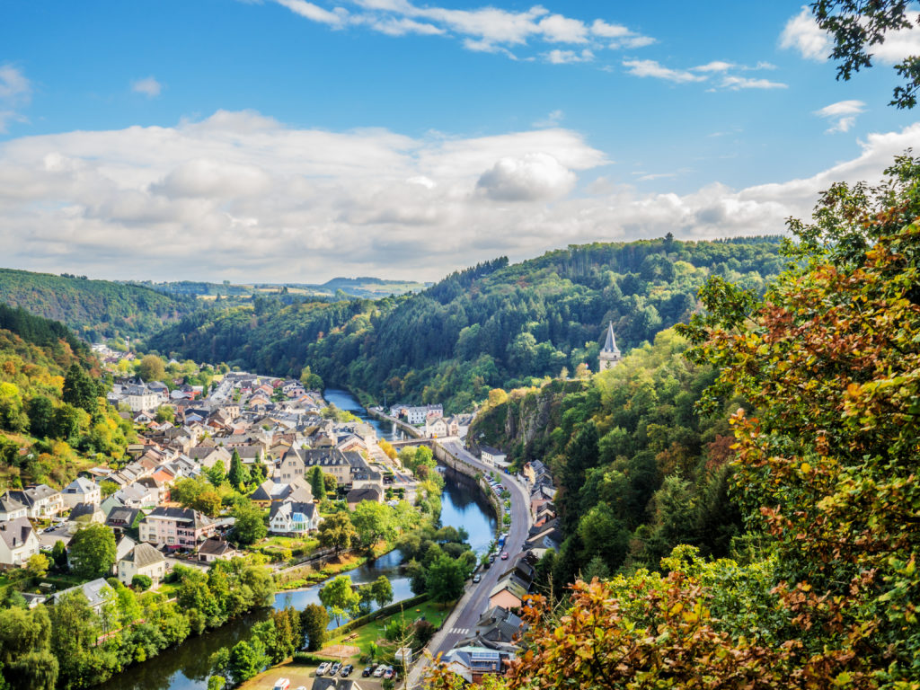 Uitzicht over de vallei van Vianden in Luxemburg