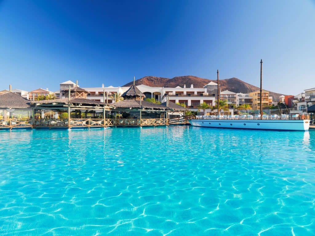 Zwembad van H10 Rubicon Palace in Playa Blanca, Lanzarote, Spanje