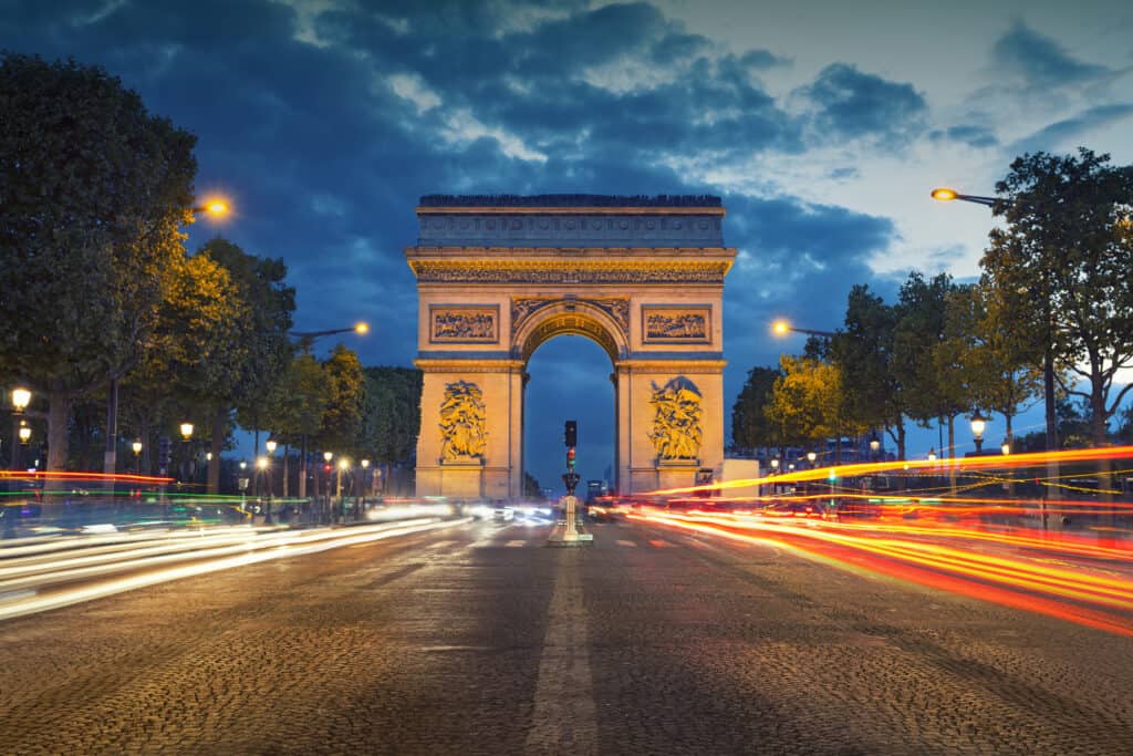 Arc de Triomphe aan de Champs-Élysées in Parijs, Frankrijk