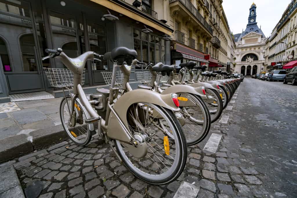 Fietsen in de fietsenstalling van Velib in Parijs, Frankrijk