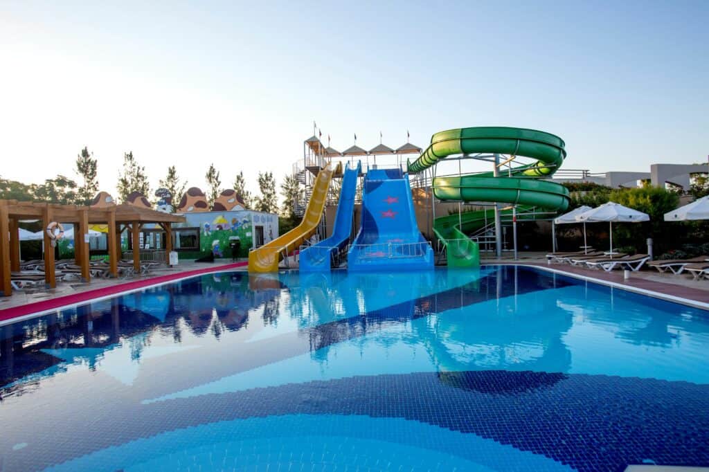 Glijbanen van fame residence lara & spa in lara beach, turkse rivièra, turkije