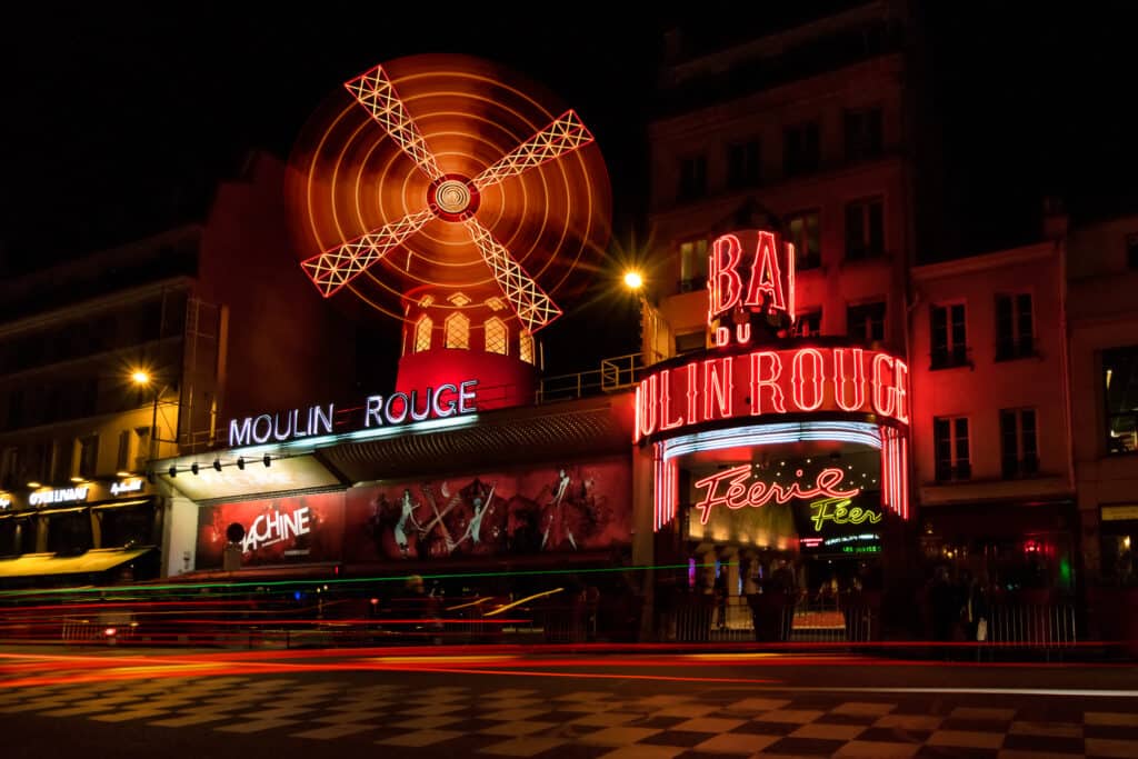 Moulin Rouge in de avond in Parijs, Frankrijk