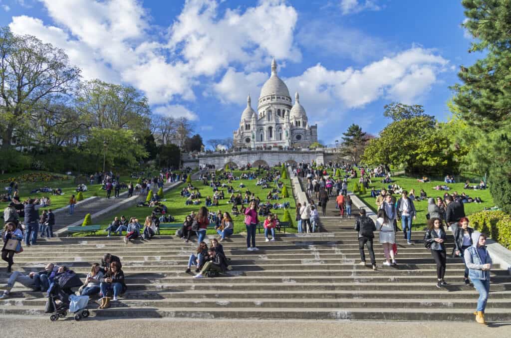 Toeristen op de trap naar de Sacre Coeur op de heuvel Montmartre in Parijs, Frankrijk
