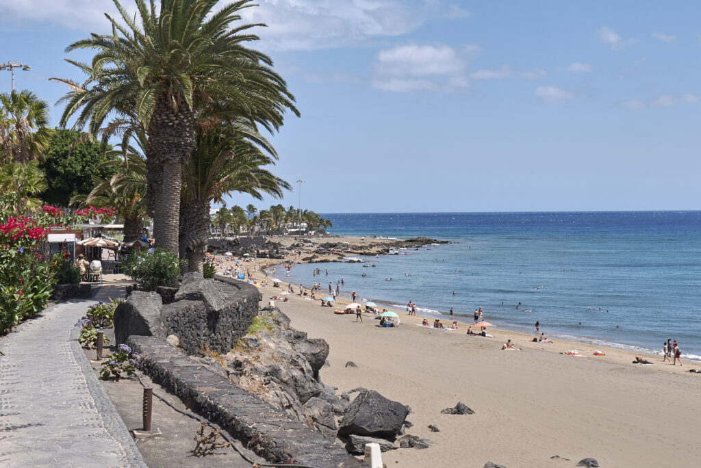 Uitzicht op de boulevard en het strand van Los Pocillos in Puerto del Carmen, Lanzarote
