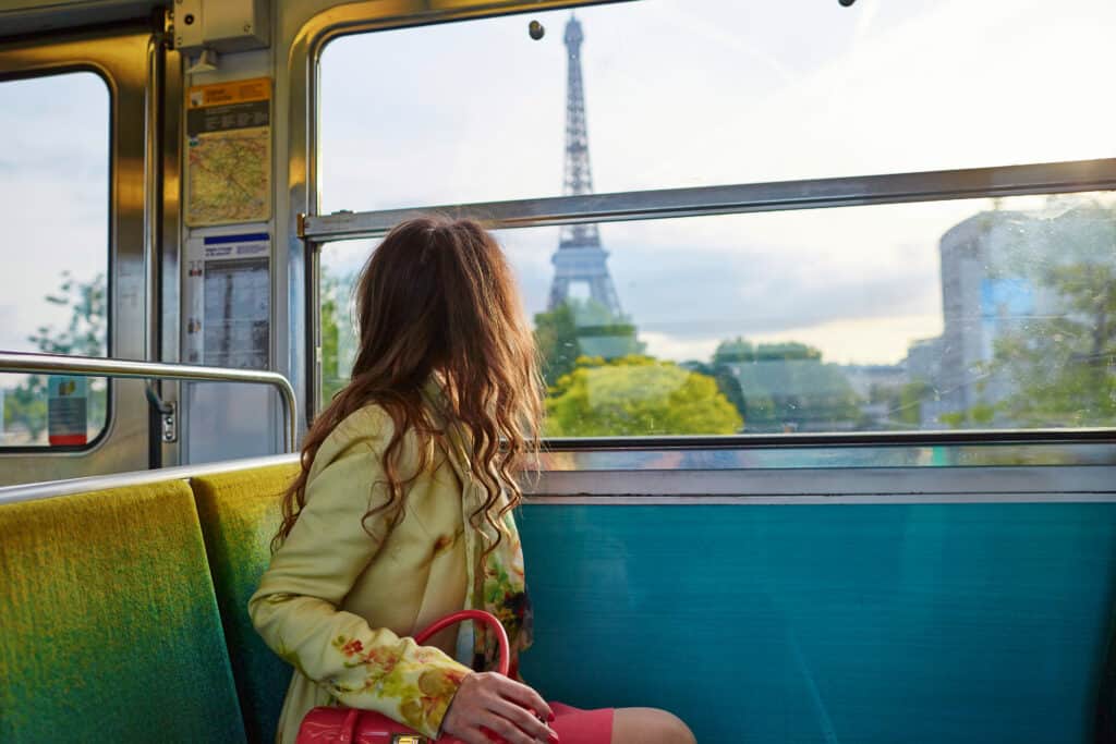 Vrouw kijkt in de tram naar de Eiffeltoren in Parijs, Frankrijk