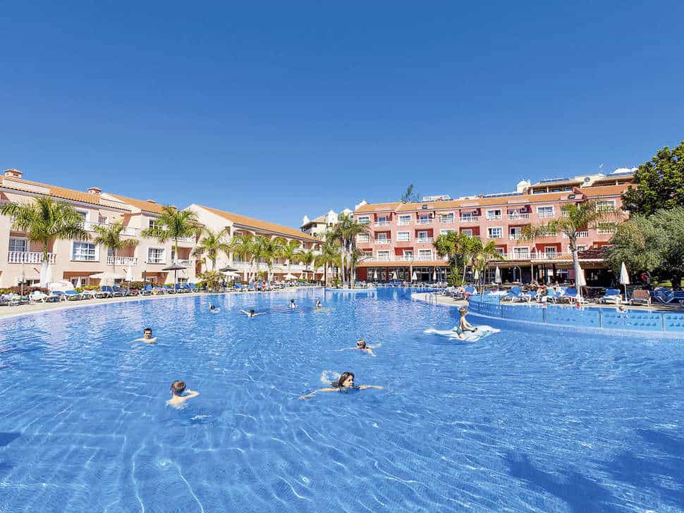 Zwembad van Aparthotel El Duque in Costa Adeje, Tenerife, Spanje