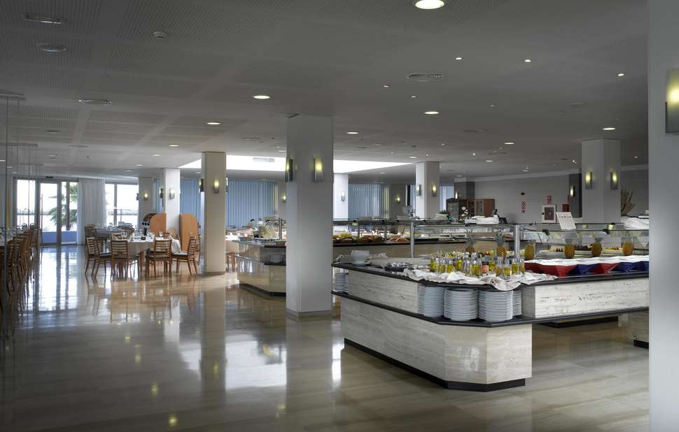 Buffetrestaurant van Grand Palladium Palace Ibiza Resort & Spa in Playa d’en Bossa, Ibiza, Spanje