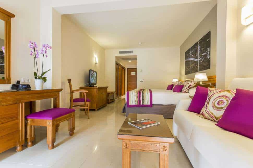 Hotelkamer van Grand Palladium Palace Ibiza Resort & Spa in Playa d’en Bossa, Ibiza, Spanje
