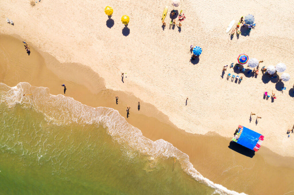 Luchtfoto van een strand met mensen