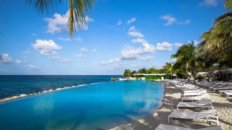 Papagayo Beach Hotel in Jan Thiel Baai, Curaçao, Curaçao