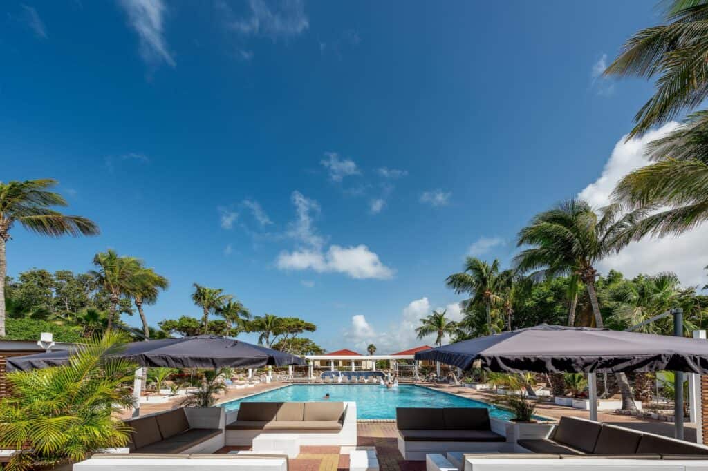 Zwembad van Livingstone Jan Thiel Resort in Jan Thiel Baai, Curaçao, Curaçao