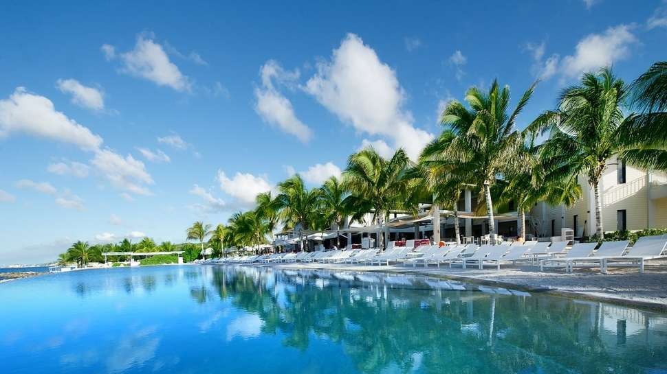 Zwembad van Papagayo Beach Hotel in Jan Thiel Baai, Curaçao, Curaçao