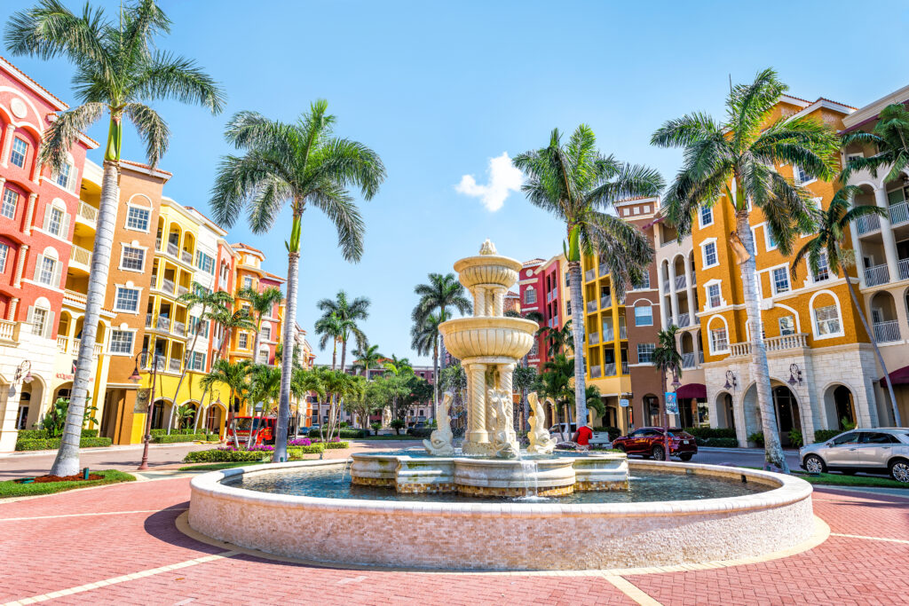 Centrum met gekleurde huizen en fontein in Naples, Florida