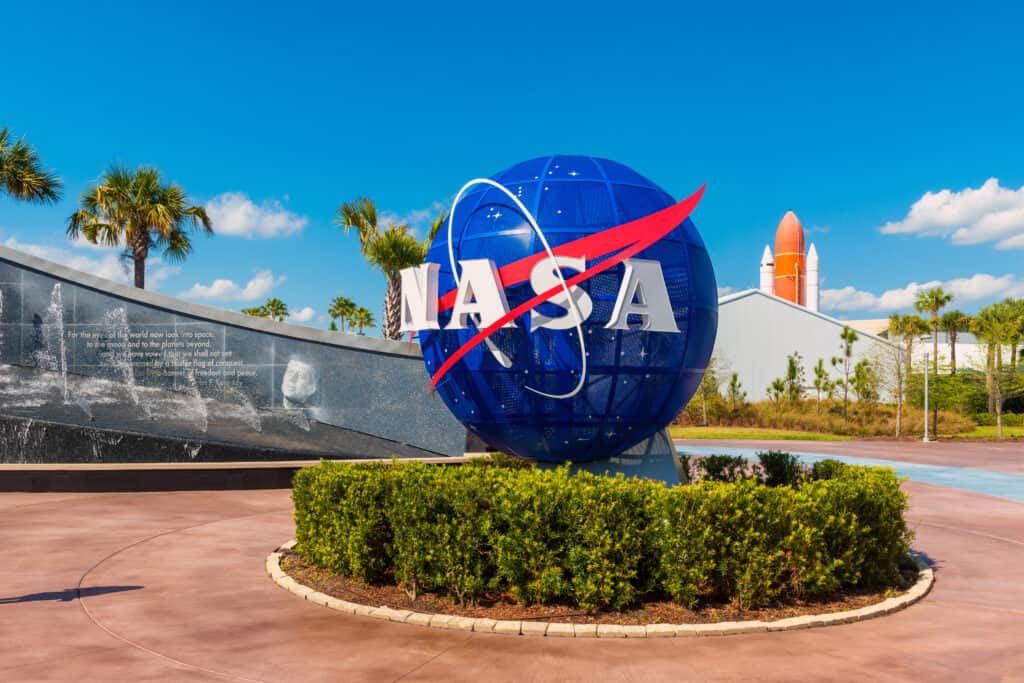 Globe met NASA logo bij Kennedy Space Center, Florida