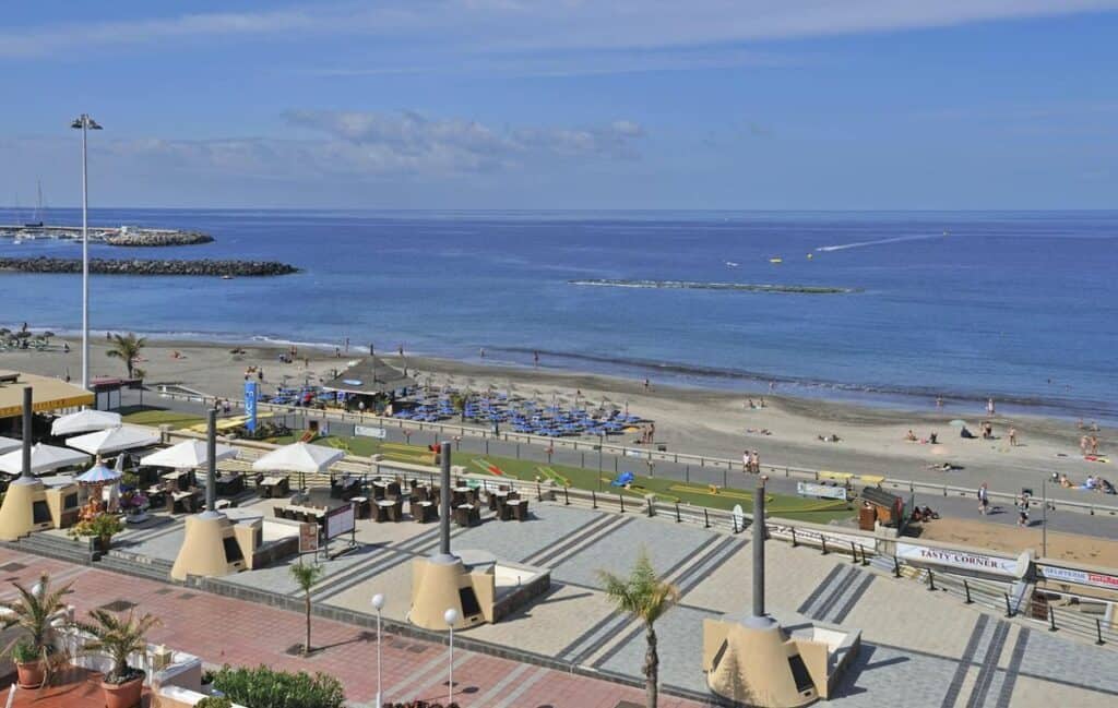 Strand bij Sol Sun Beach in Costa Adeje, Tenerife, Spanje