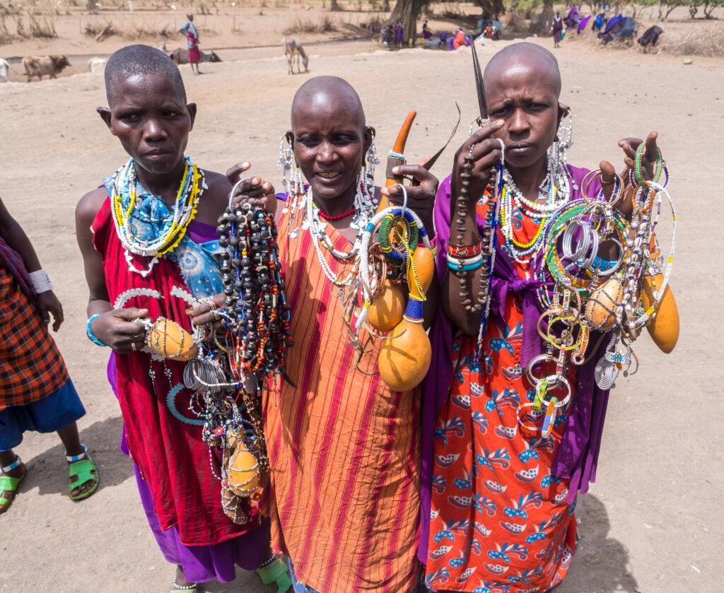 Masai mensen tonen hun verkoopwaren