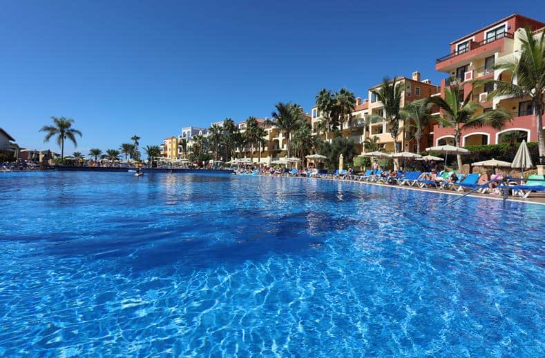 Zwembad van Sunlight Bahia Principe Costa Adeje in Puerto de la Cruz, Tenerife, Spanje