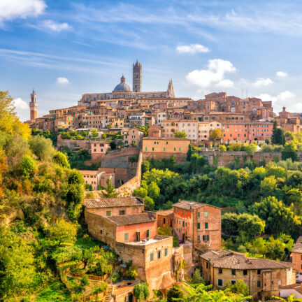 Siena op een heuvel in Toscane, Italië