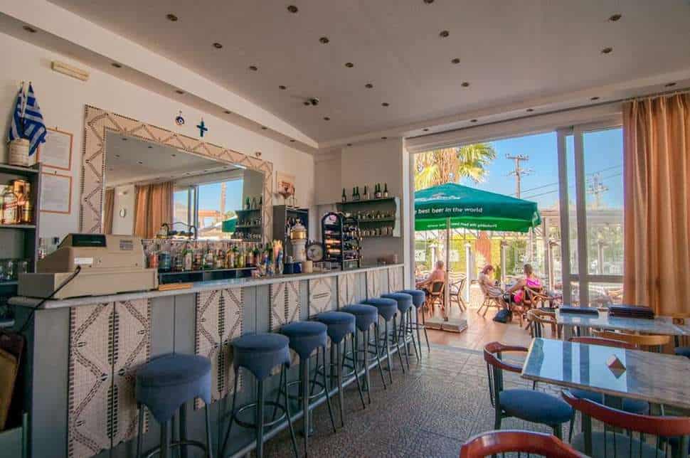 Bar van Aparthotel Valsami in Kremasti, Rhodos, Griekenland