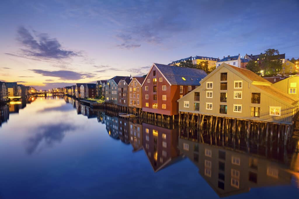Gekleurde houten huizen aan het water in Trondheim, Noorwegen