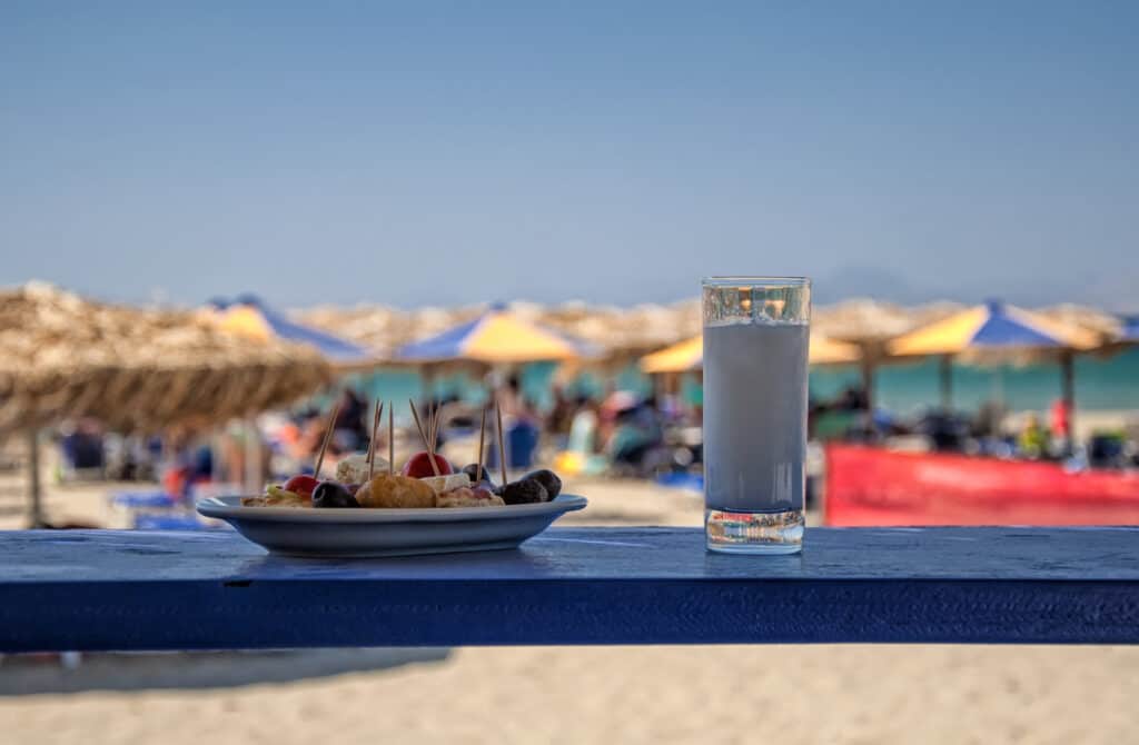 Ouzo drinken aan het strand met een hapje