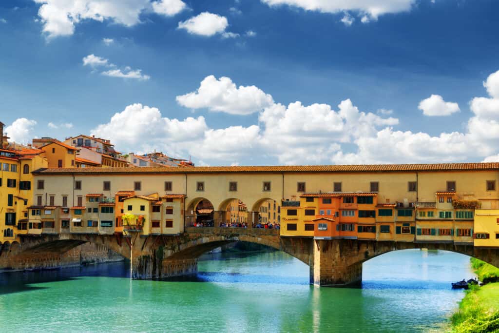 De ponte Vecchio over de rivier de Arno in Toscane, Italie
