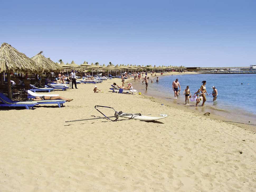 Strand van Aladdin Beach Resort in Hurghada, Rode Zee, Egypte